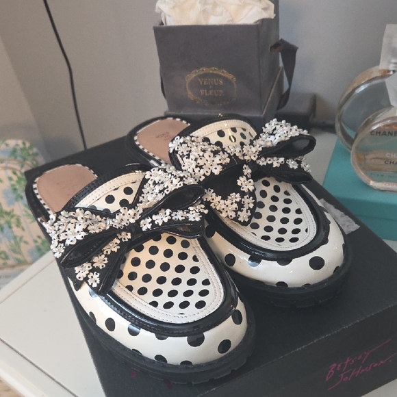 Betsey Johnson Shoes - Betsey Johnson Women's Polka Dot Dress Mules with Floral Bow Accents 🤍🖤